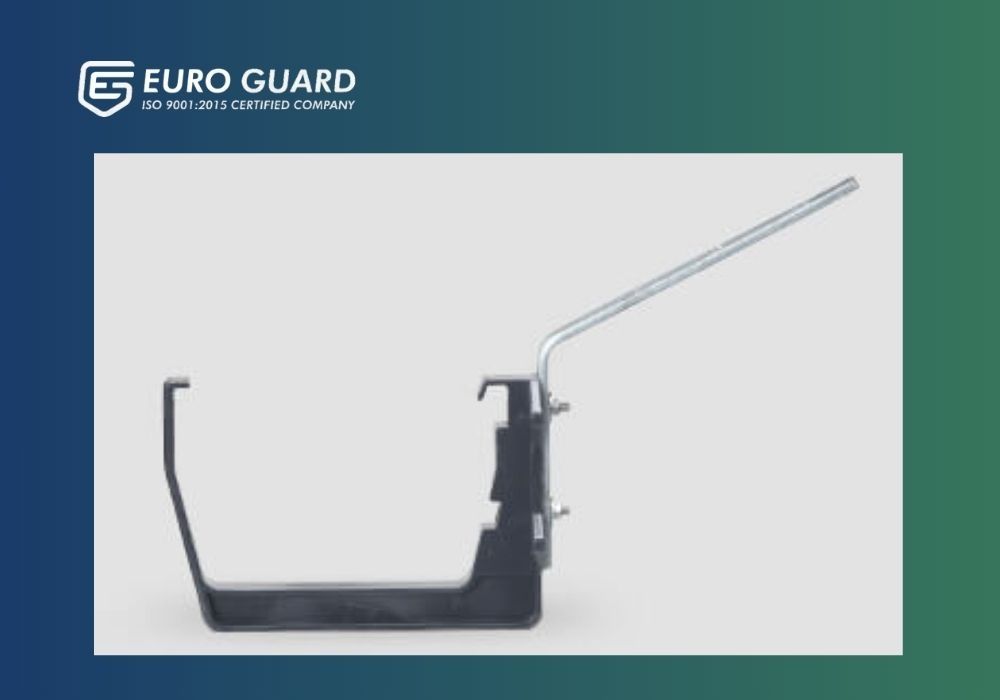 EUROGUARD PVC CLAMP WITH IRON HANDLE 160mm